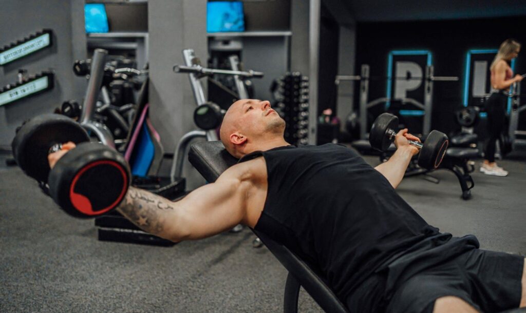 Incline dumbell fly borstspieren trainen