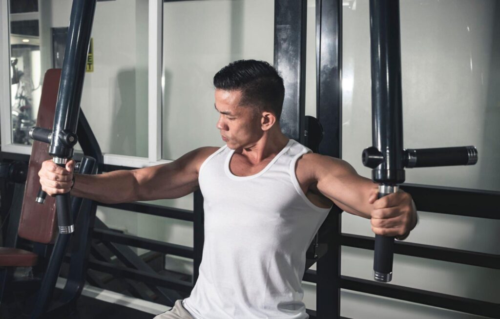 pec deck fly borstspieren trainen