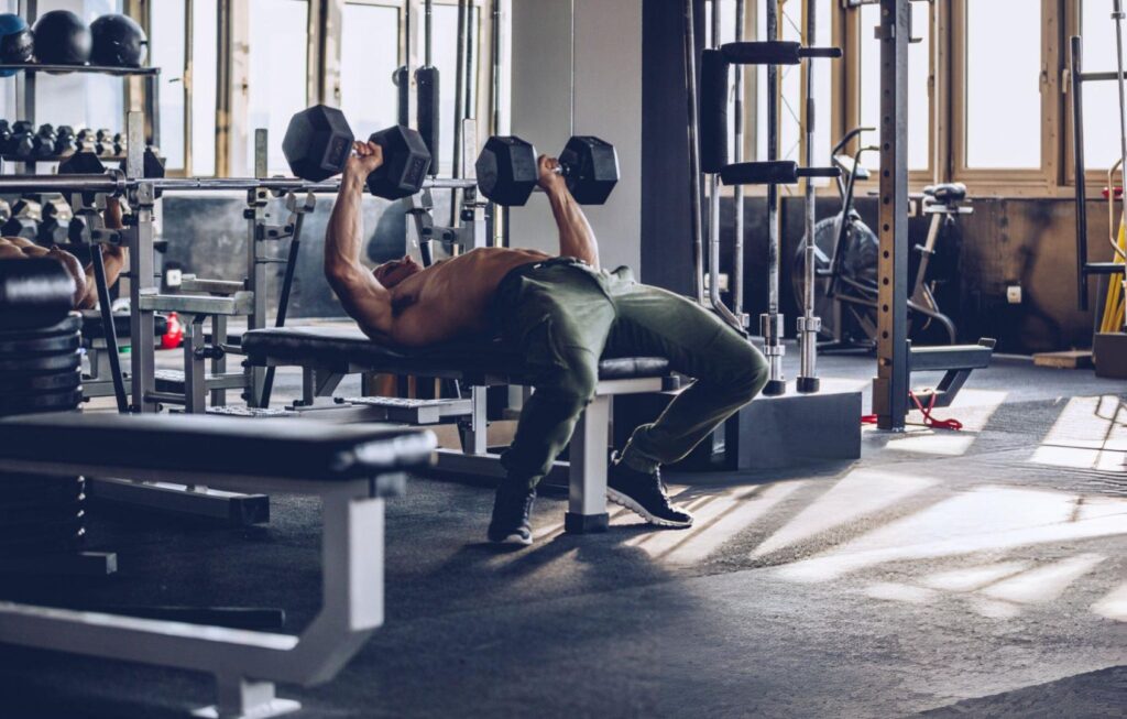 Dumbell bench press borstspieren trainen